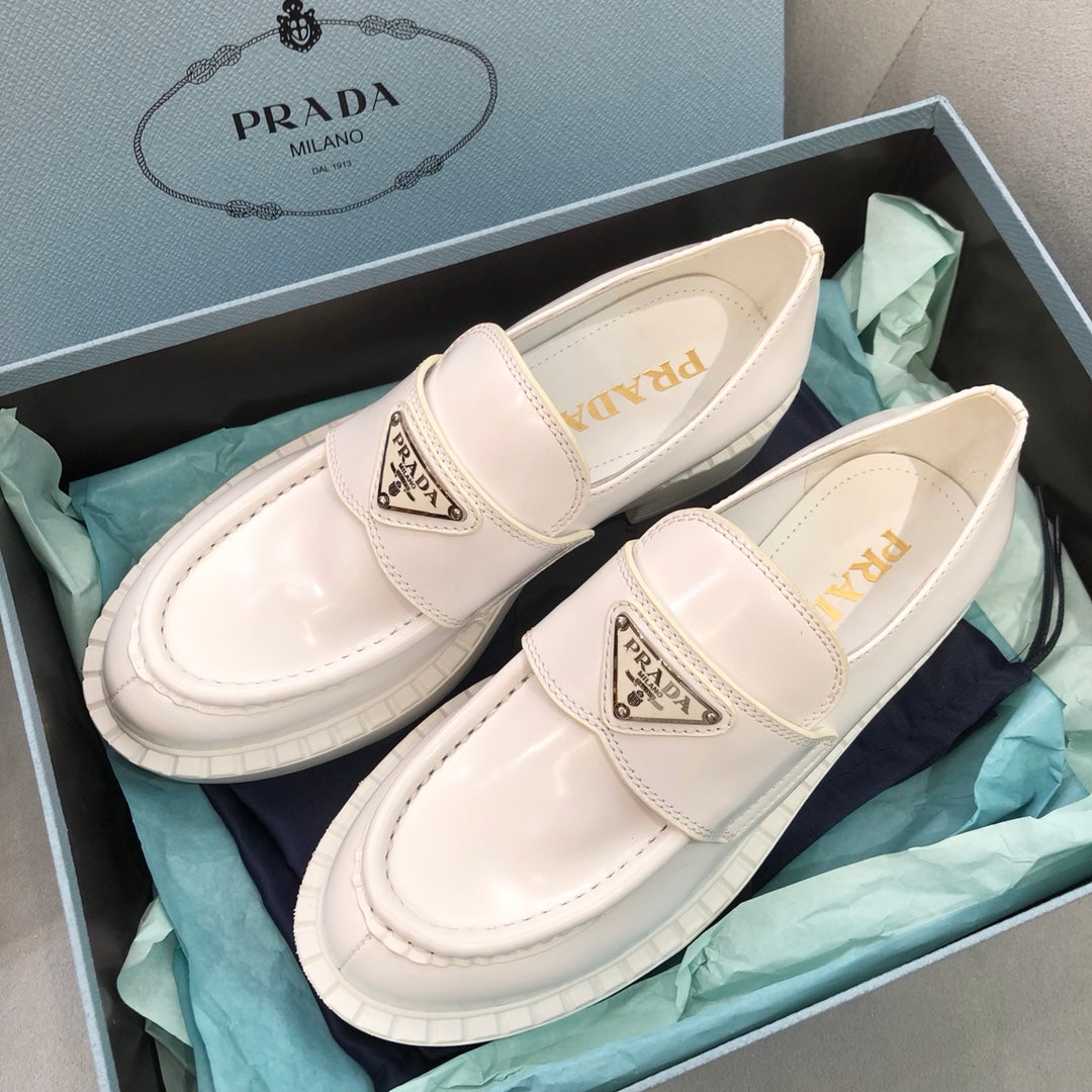 Prada鞋-Prada Loafers 亮皮三角銀字logo 厚底樂福鞋（白色）