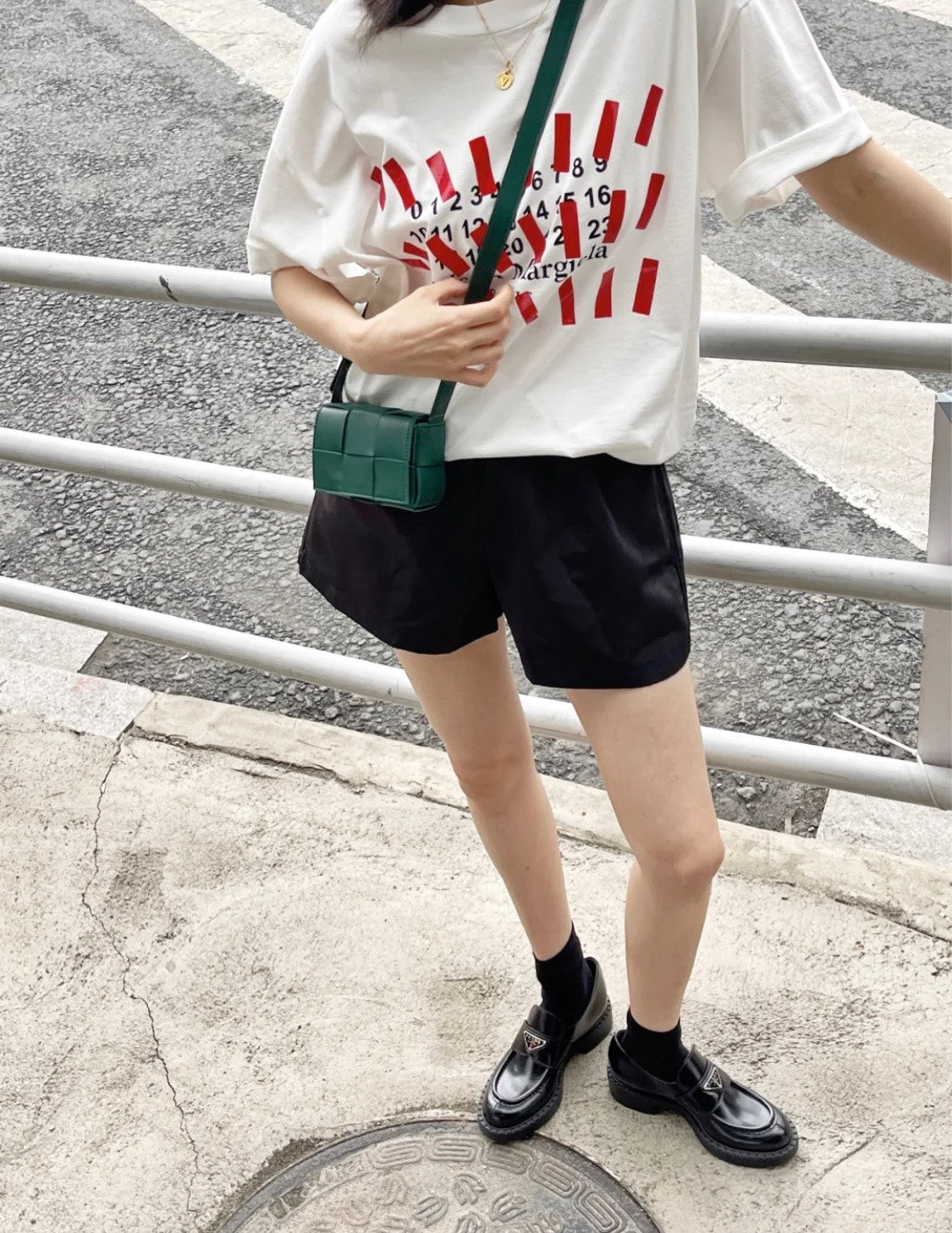 B編織-羊皮方格Mini cassette Bag 迷你編織包 12x8x4 上身圖