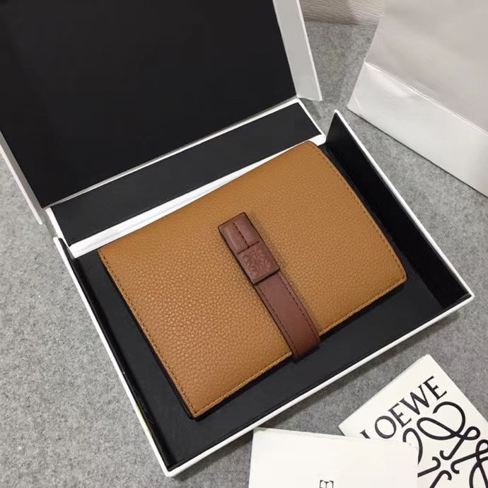 Loewe 對折中夾
