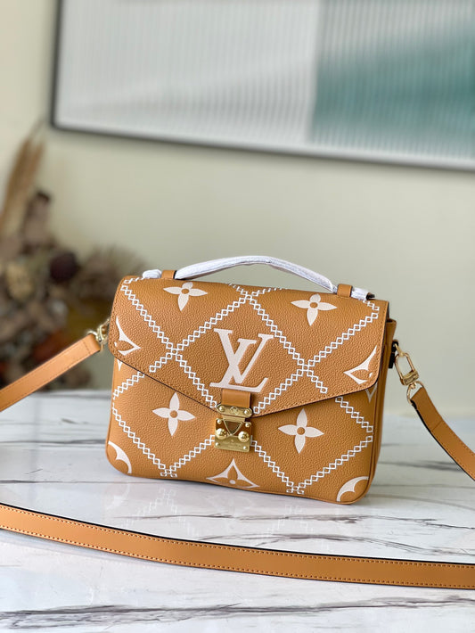 M46018 路L家-2022 春季系列 Pochette Métis 郵差包