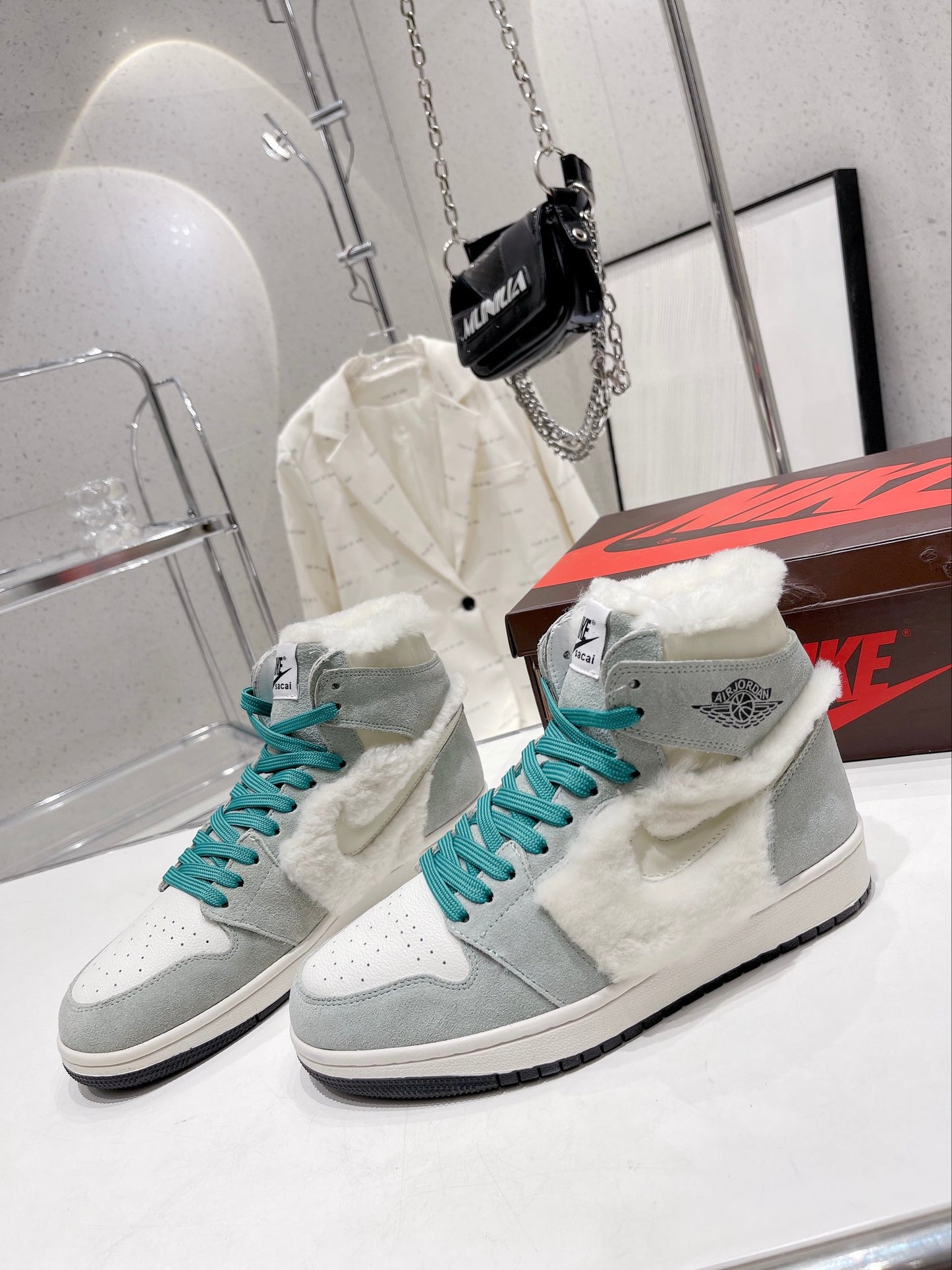 N1KE-WMNS Air Jordan 1 男女同款 毛毛款 灰色