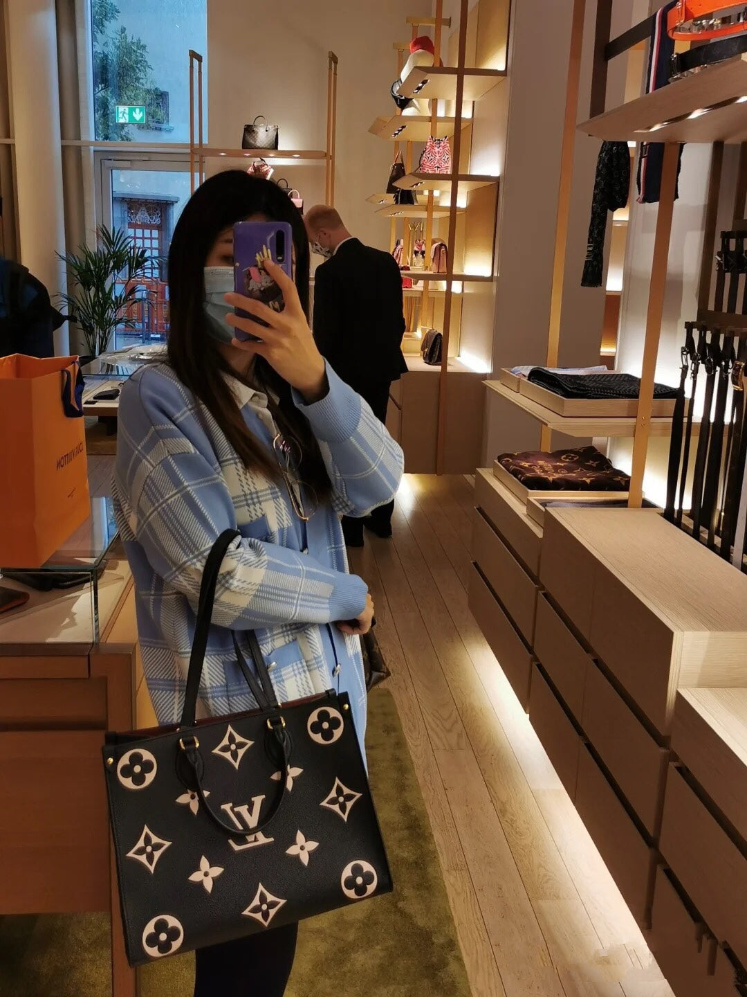 LV M45659 Onthego 黑色壓花