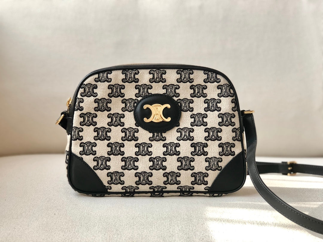 賽C家-TRIOMPHE刺繡織物相機包