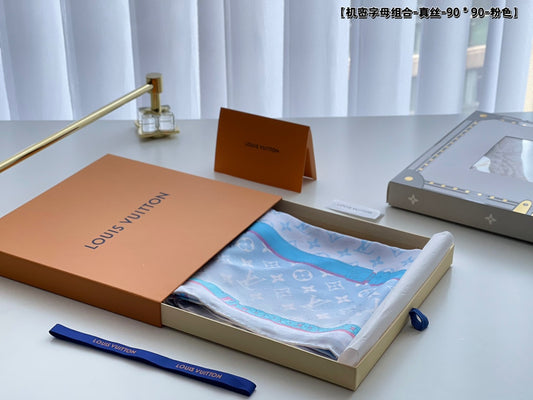 路L家-機密字母組合 90cm真絲方巾