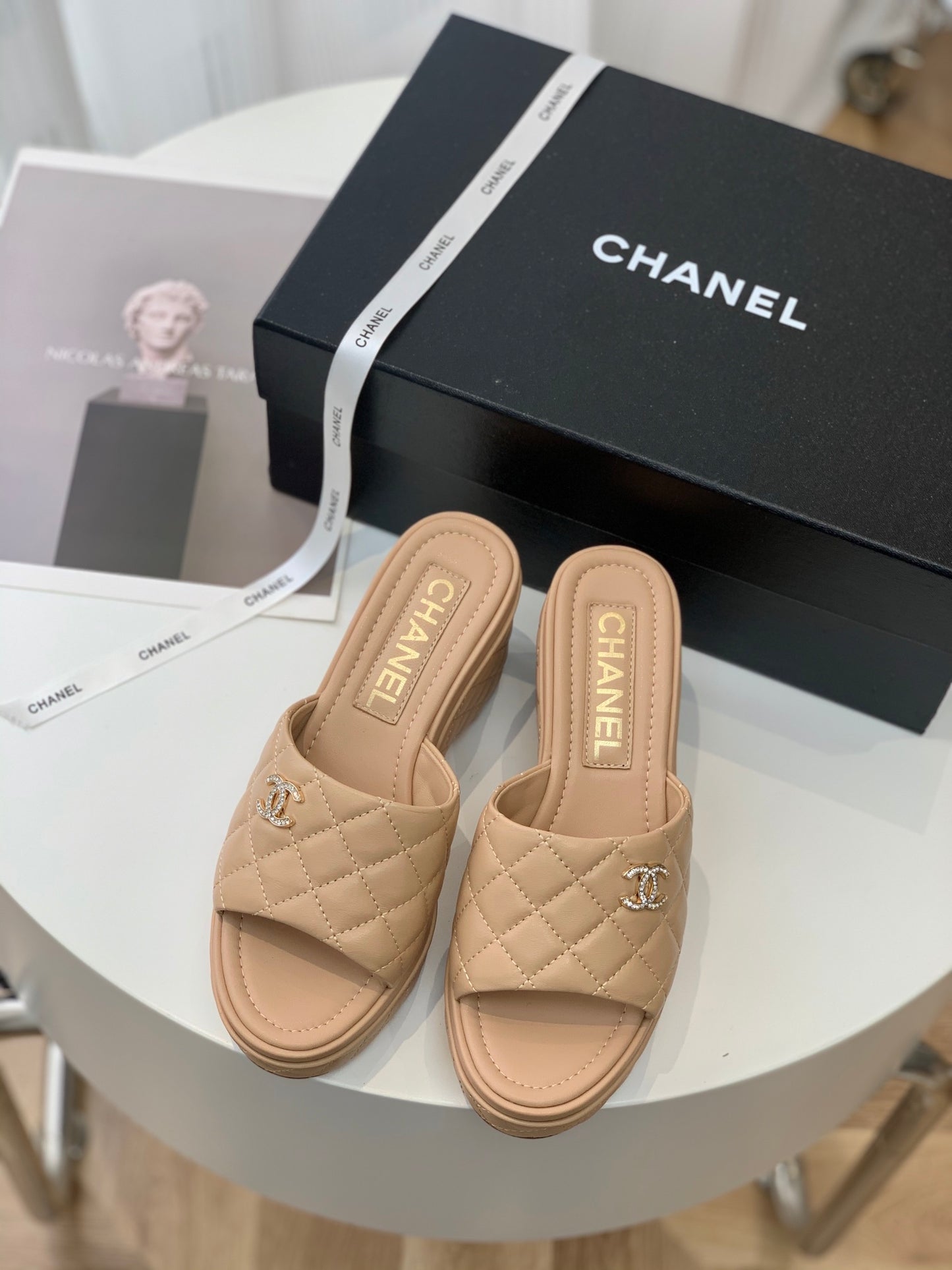 小香家-2023新款 菱格水鑽厚底鬆糕拖鞋 杏色