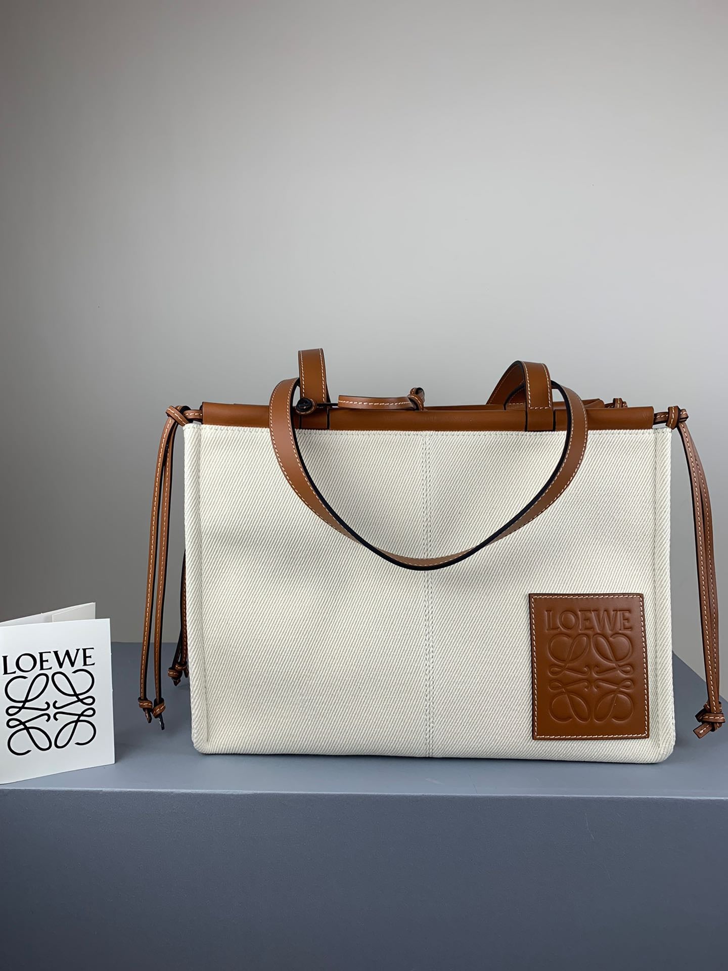 羅L威-Cushion tote 白色棕皮