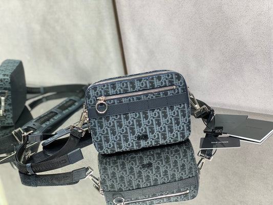 Dior 經典相機包-22*15*5cm