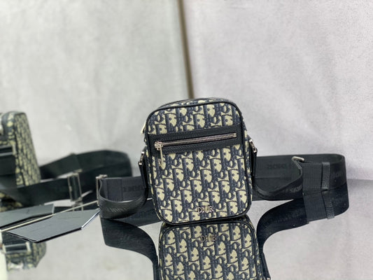 Dior 豎版相機包-15*6*18cm