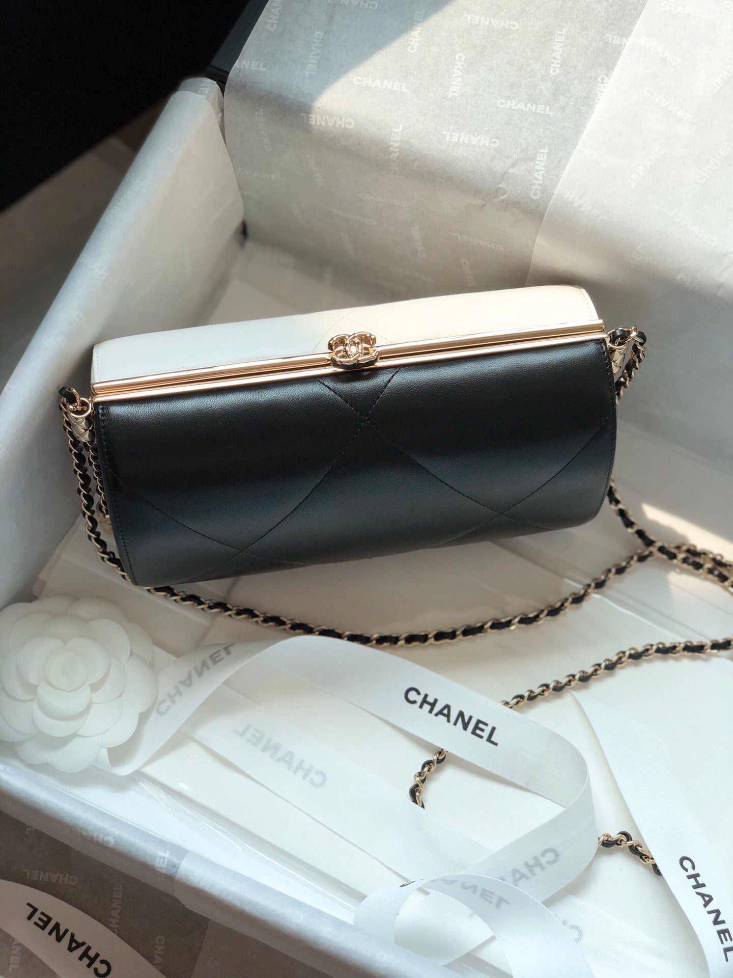 Chanel 2020高級手工坊系列黑白晚宴包