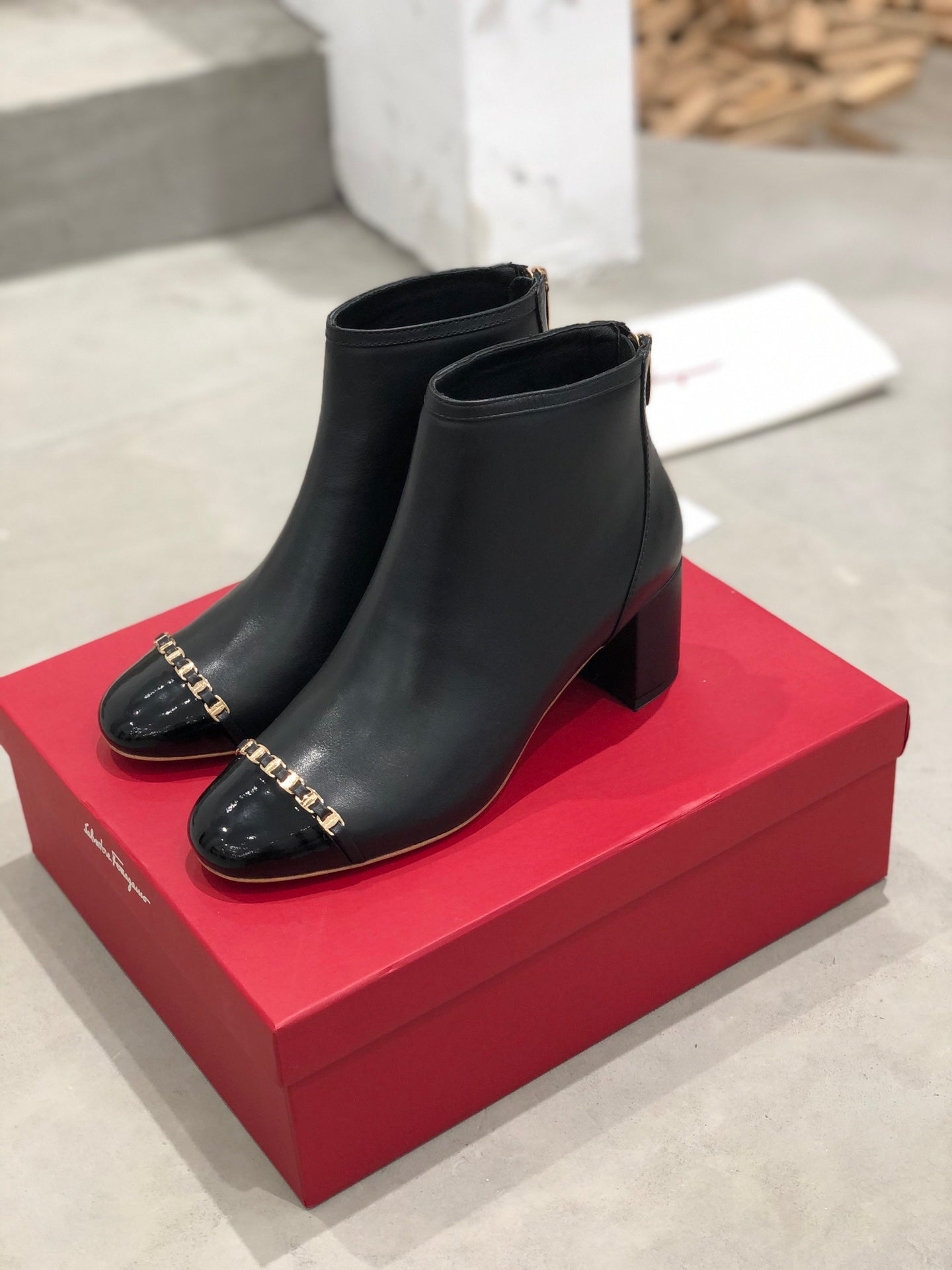 Salvatore Ferragamo鞋-馬蹄扣 粗跟短靴
