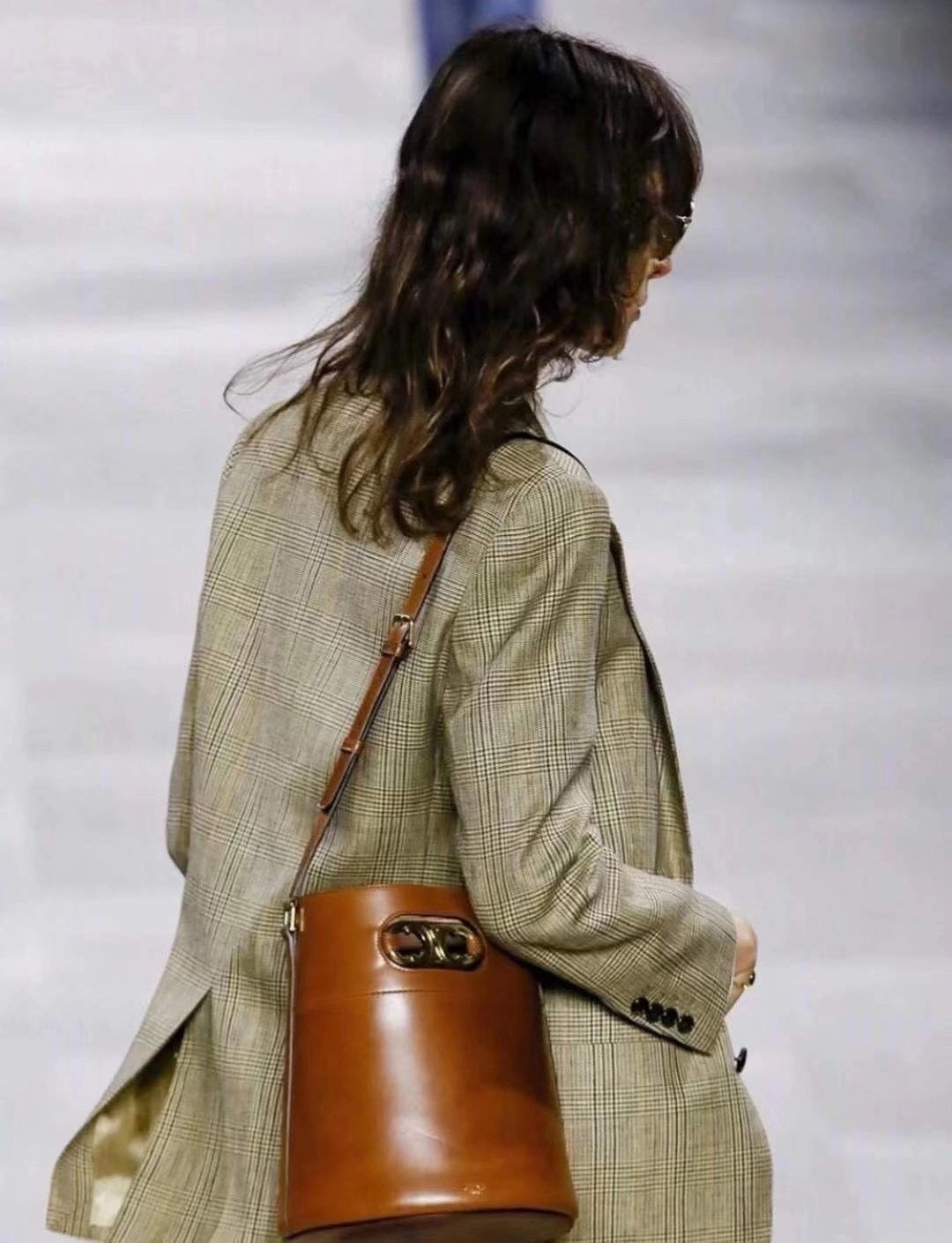 Celine Bucket Maillon Triomphe 牛皮肩背水桶包