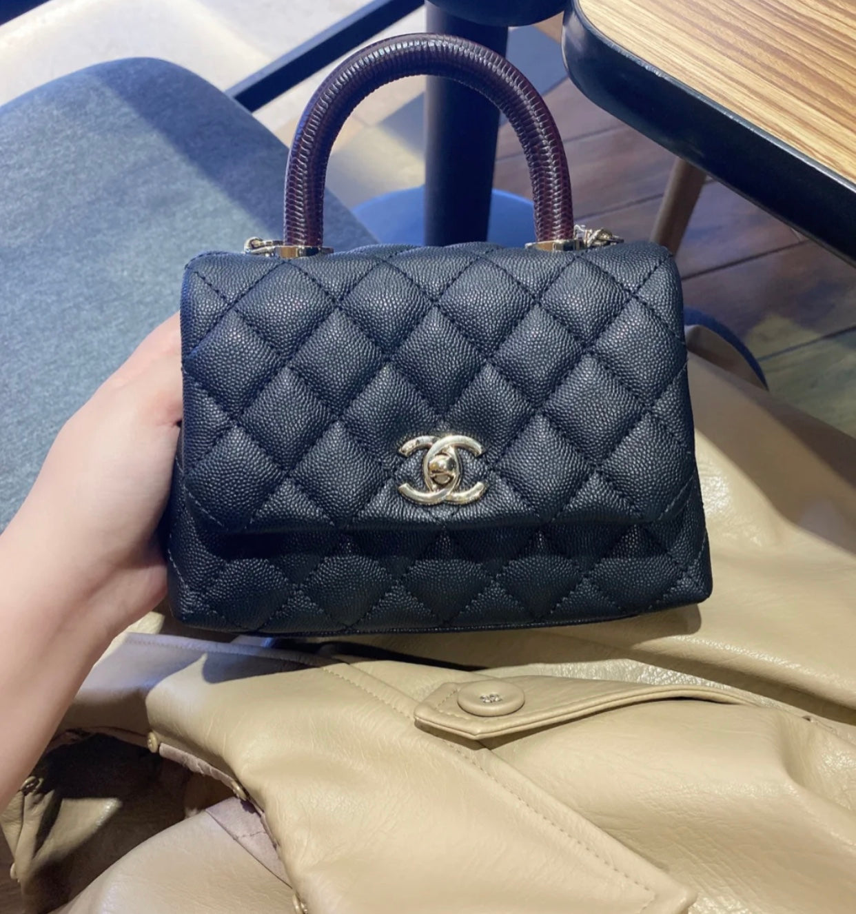 Chanel mini coco handle-黑色球紋牛皮配酒紅色手腕-淡金扣