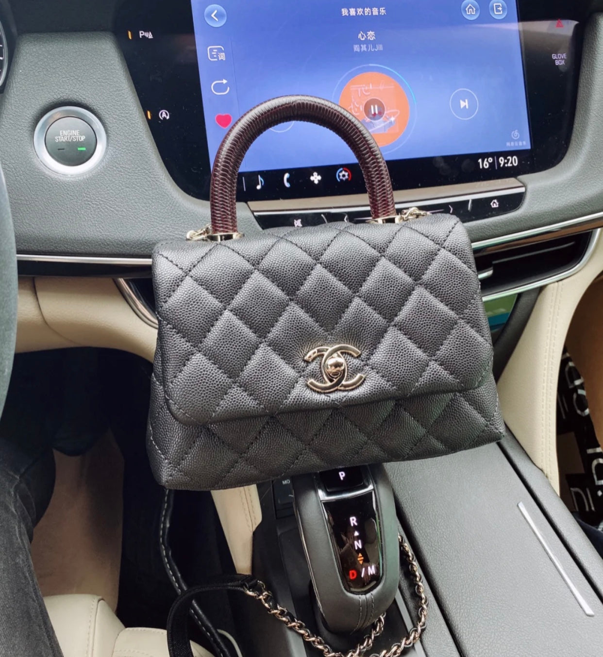 Chanel mini coco handle-黑色球紋牛皮配酒紅色手腕-淡金扣