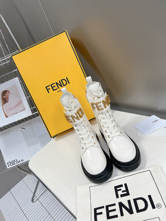 芬F家-2022早春新款 綁帶字母扣馬丁短靴 白色