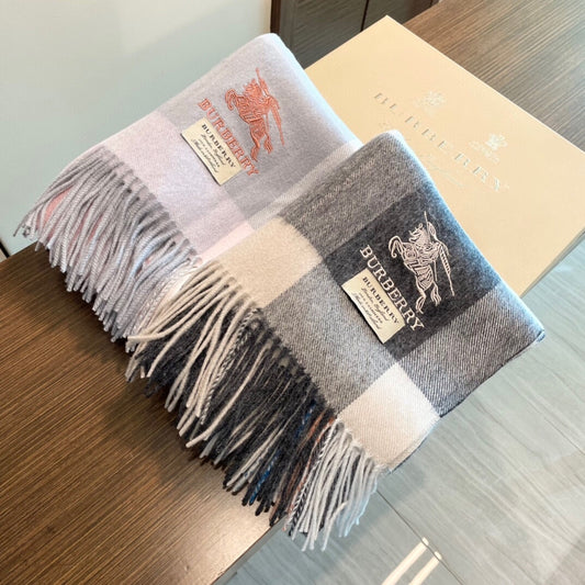 Burberry 刺繡戰馬羔羊絨圍巾-可當披肩
