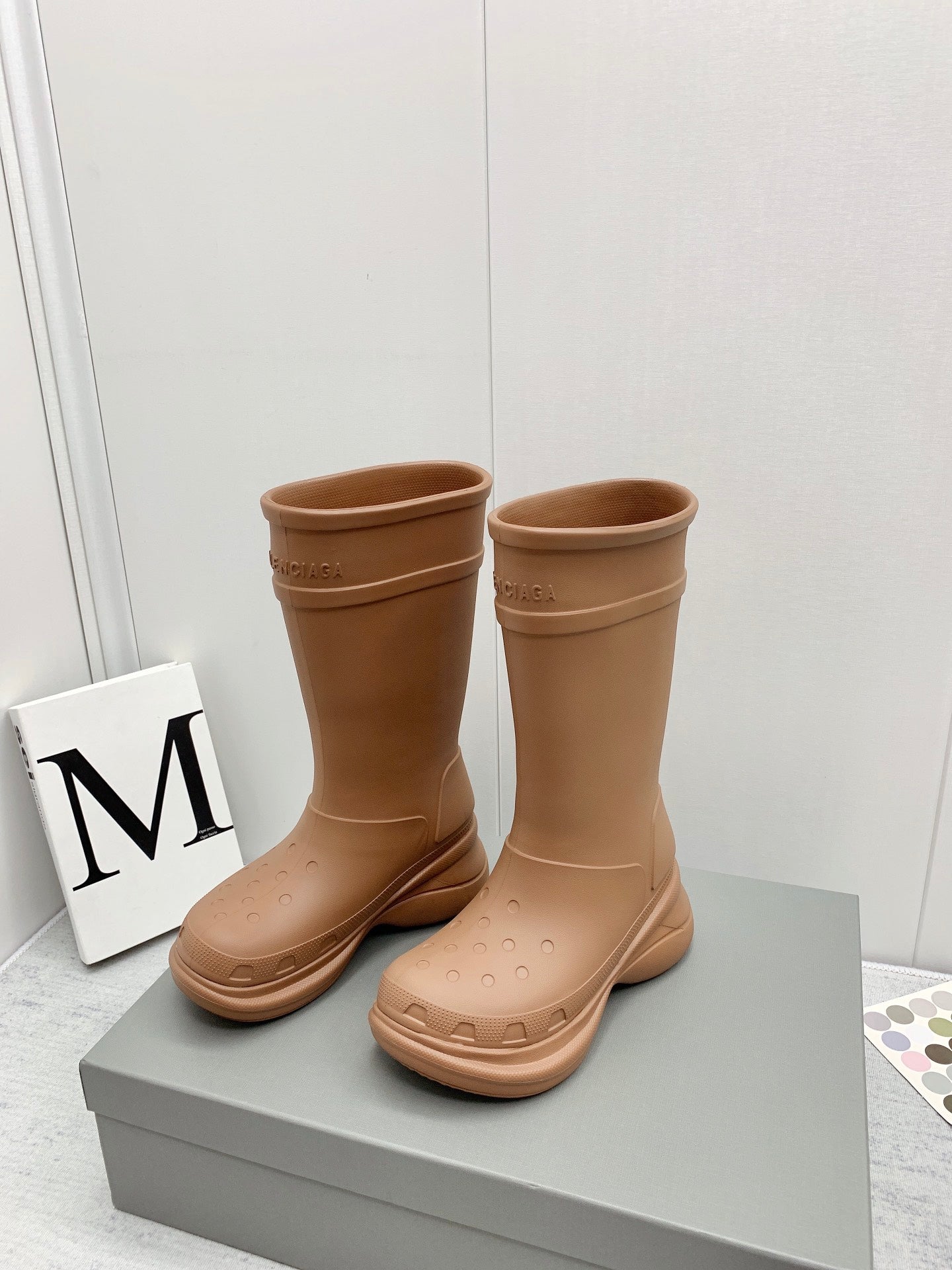 巴黎世-2022秋冬 x Crocs 防滑厚底雨靴 杏色