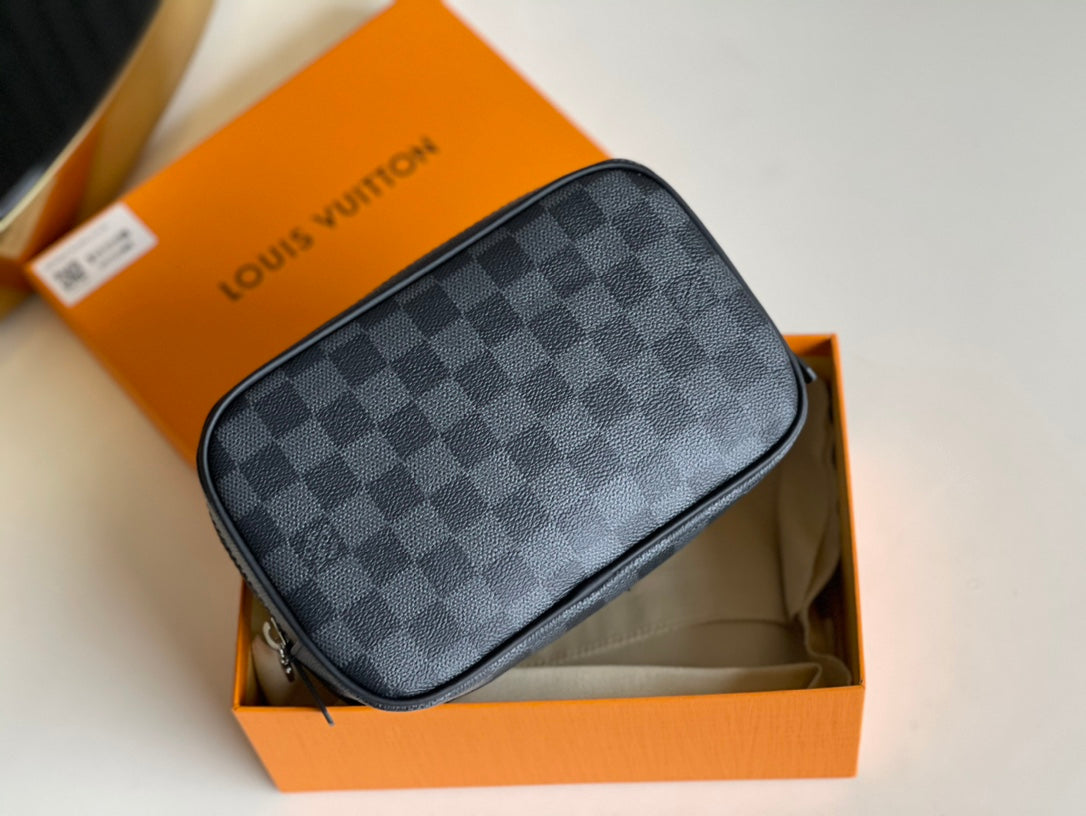 LV M47522 經典盥洗袋