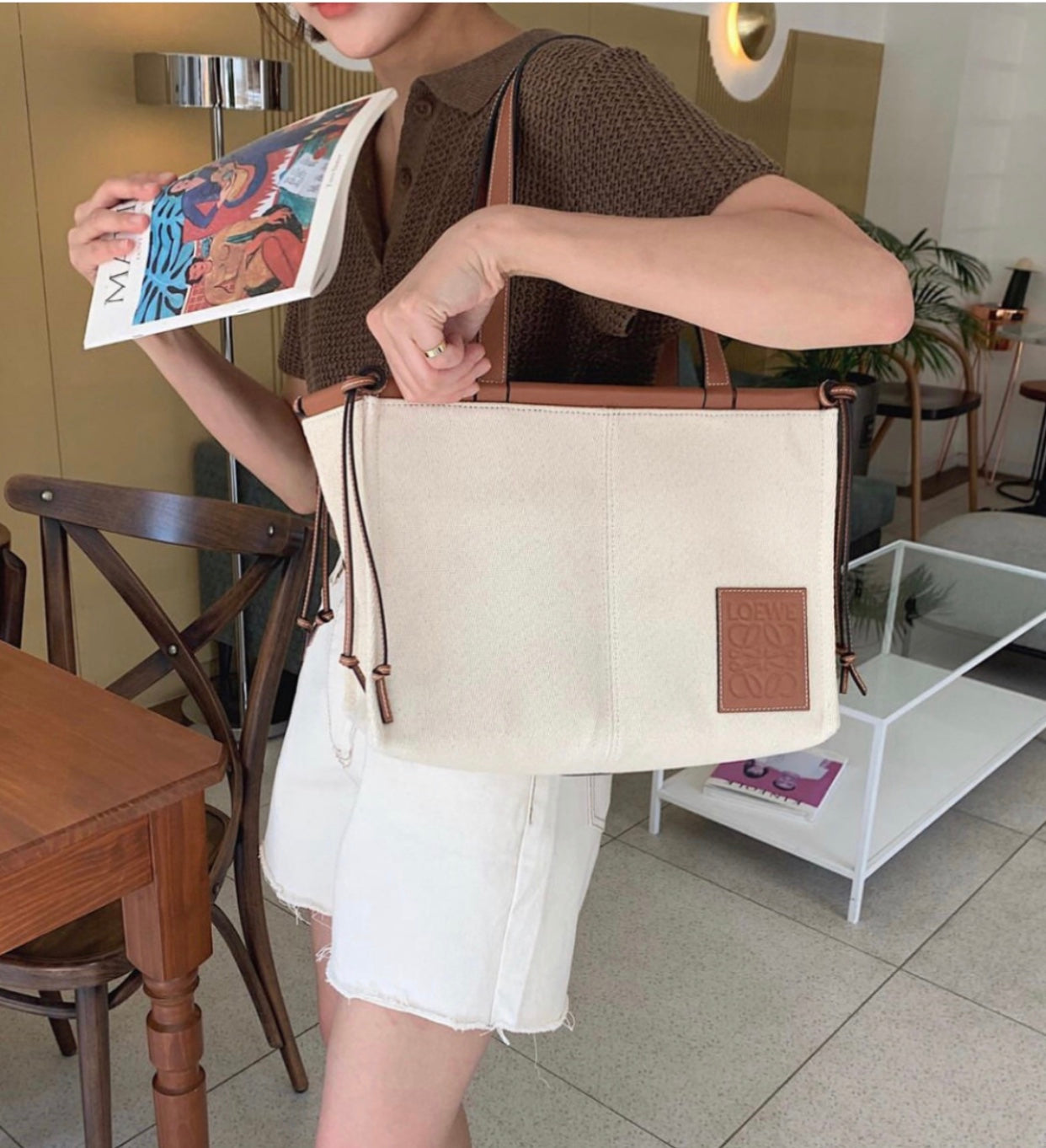 羅L威-Cushion tote 白色棕皮 上身圖