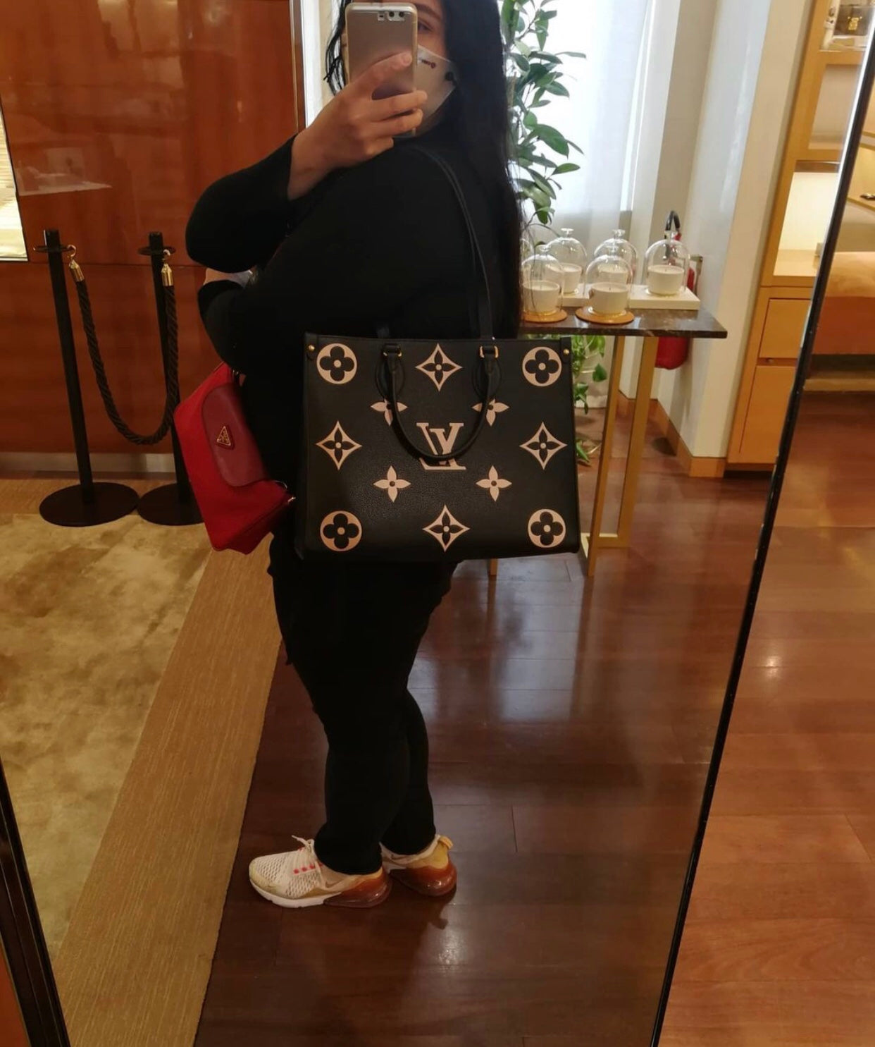 LV M45659 Onthego 黑色壓花