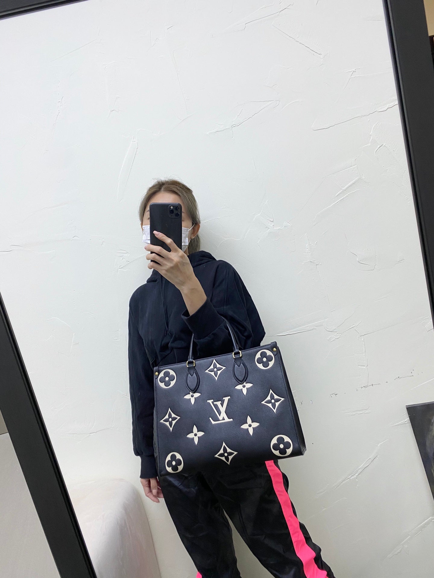 LV M45659 Onthego 黑色壓花