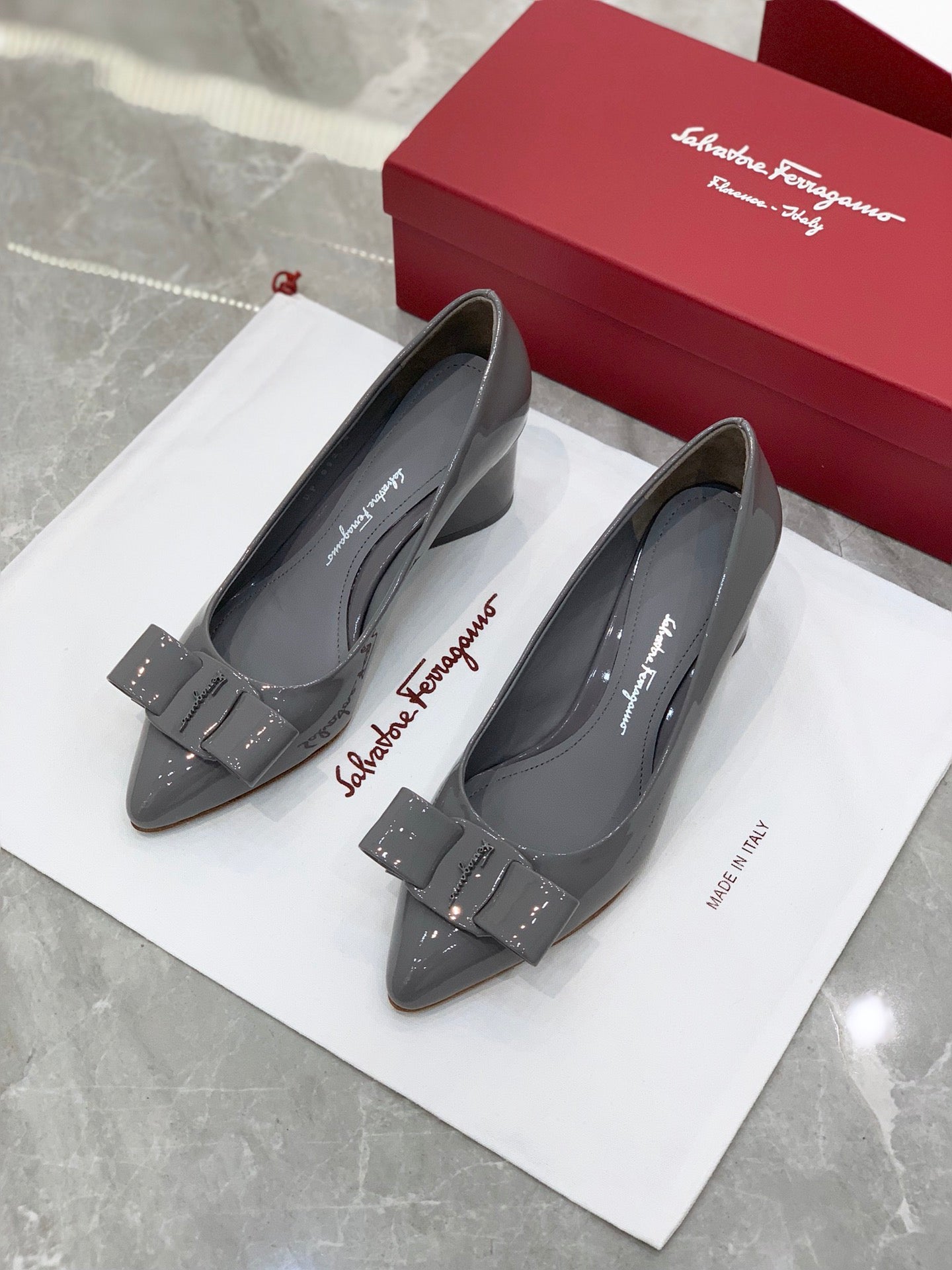 Salvatore Ferragamo鞋-菲拉格慕 Viva低跟尖頭 平底鞋 漆皮灰