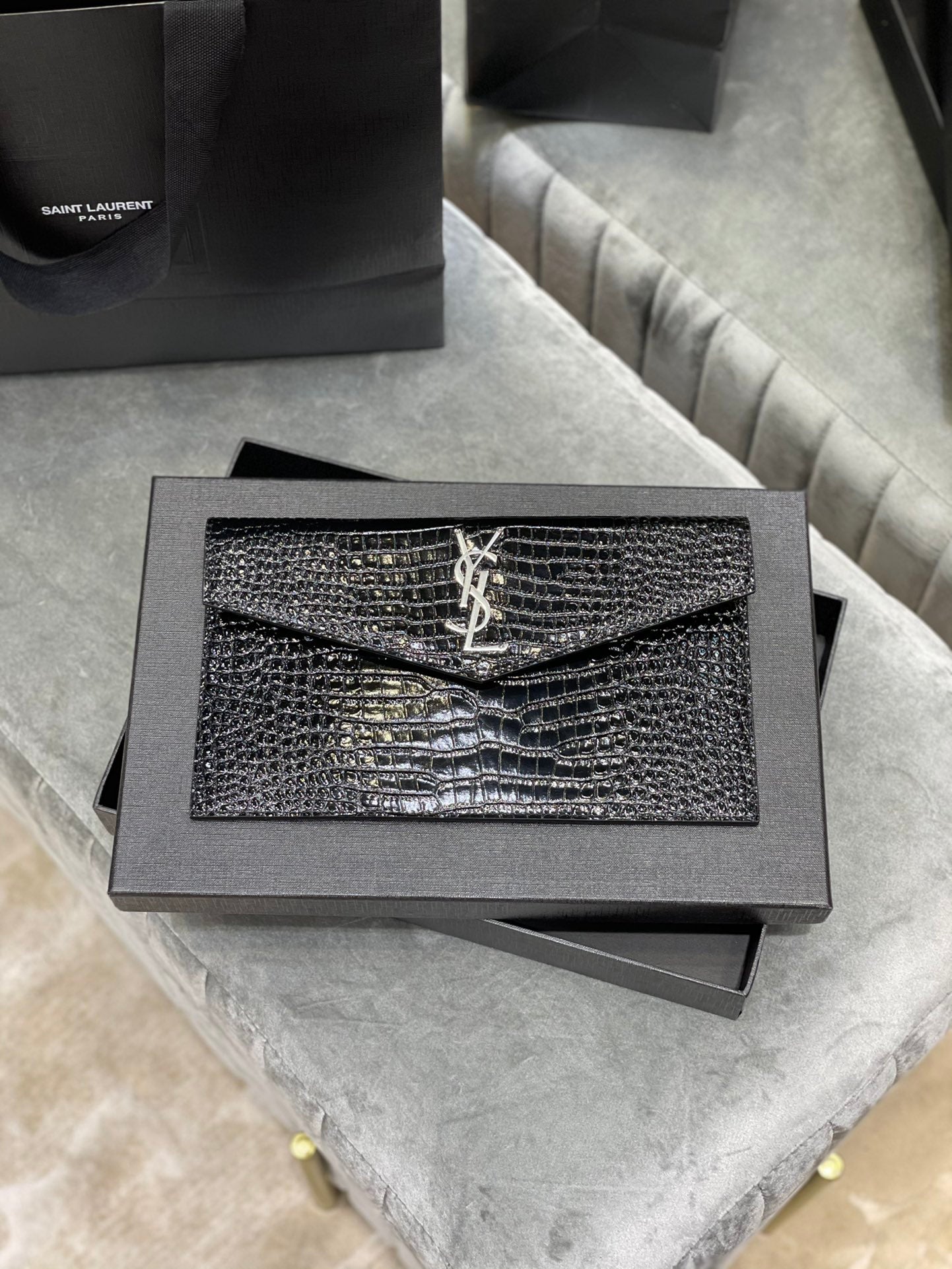 YSL ptown_新品手拿包-黑鱷魚紋銀扣