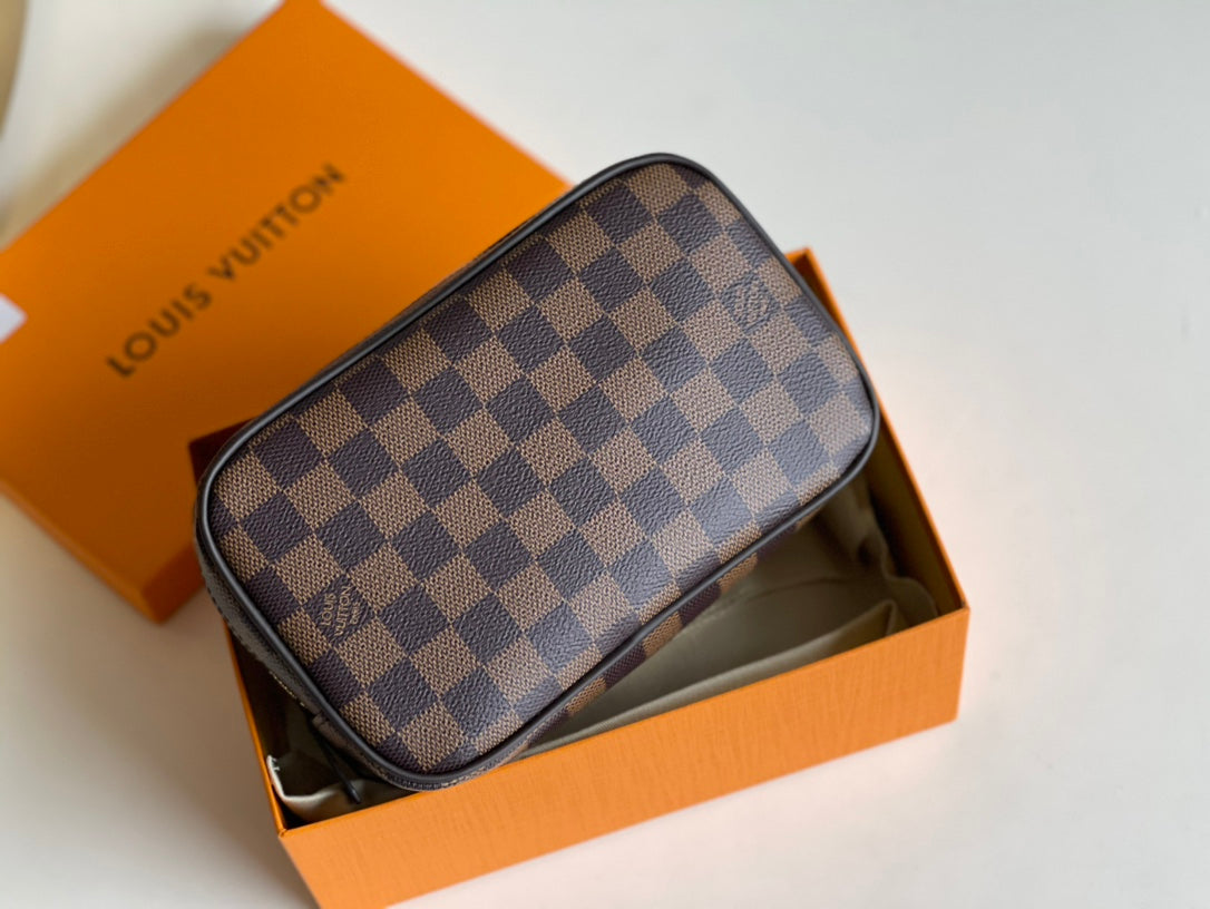 LV M47522 經典盥洗袋