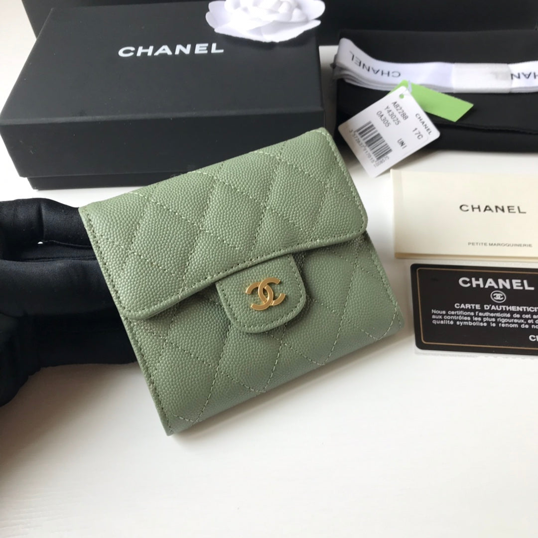 Chanel 三折短夾-綠色球紋皮金釦