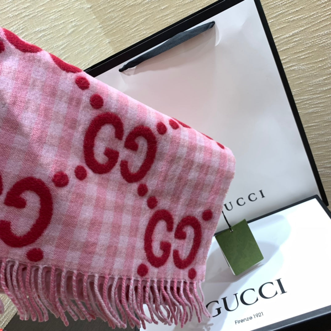 Gucci 新款大LOGO圍巾