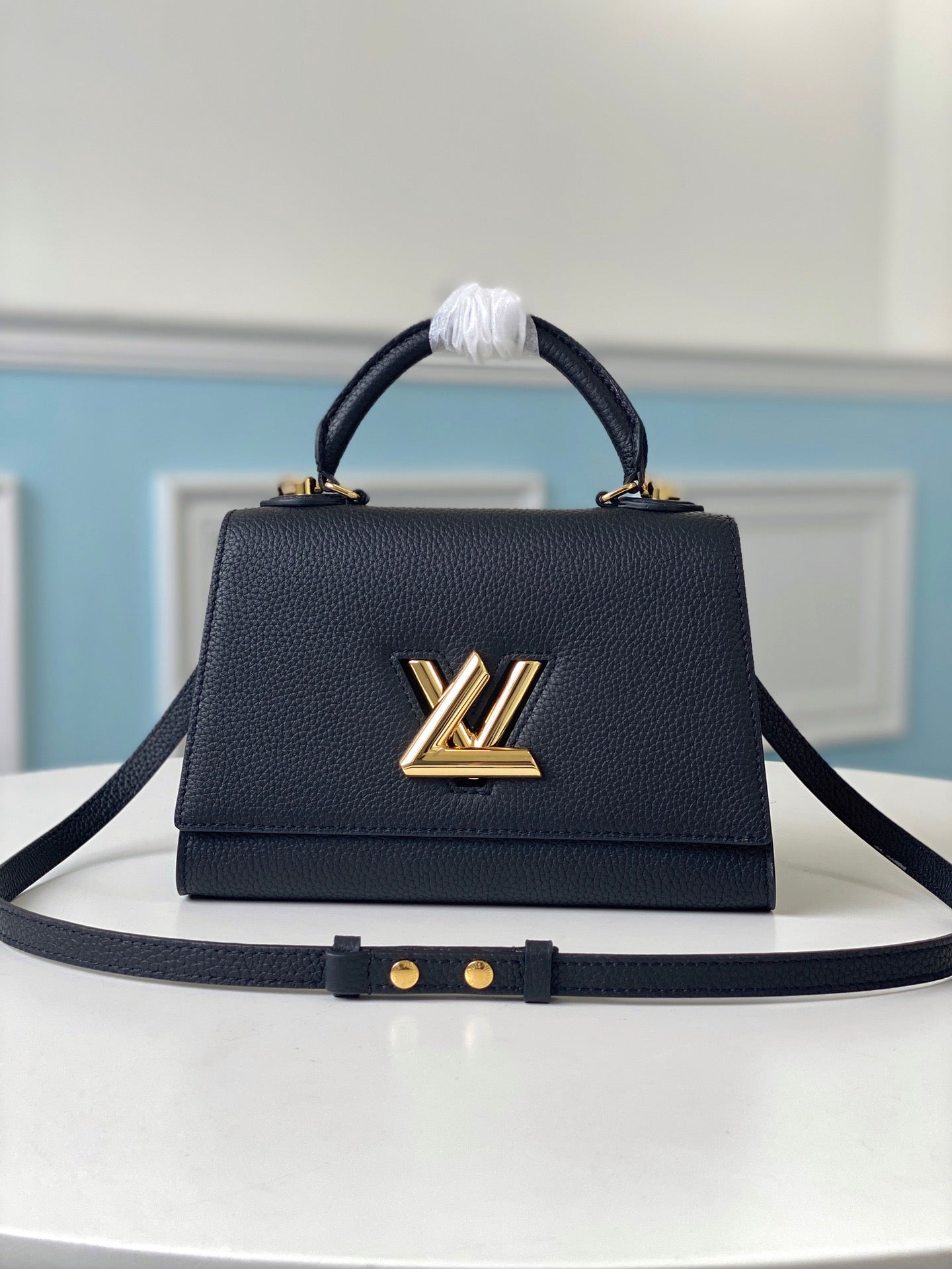 M57093 路L家-Twist One Handle 小號手袋 黑色