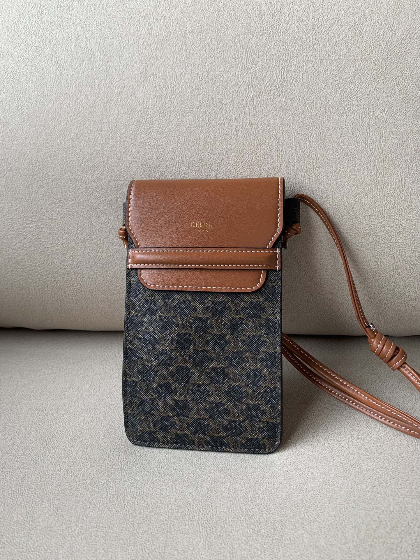 Celine 標誌印花羊皮革翻蓋手機包