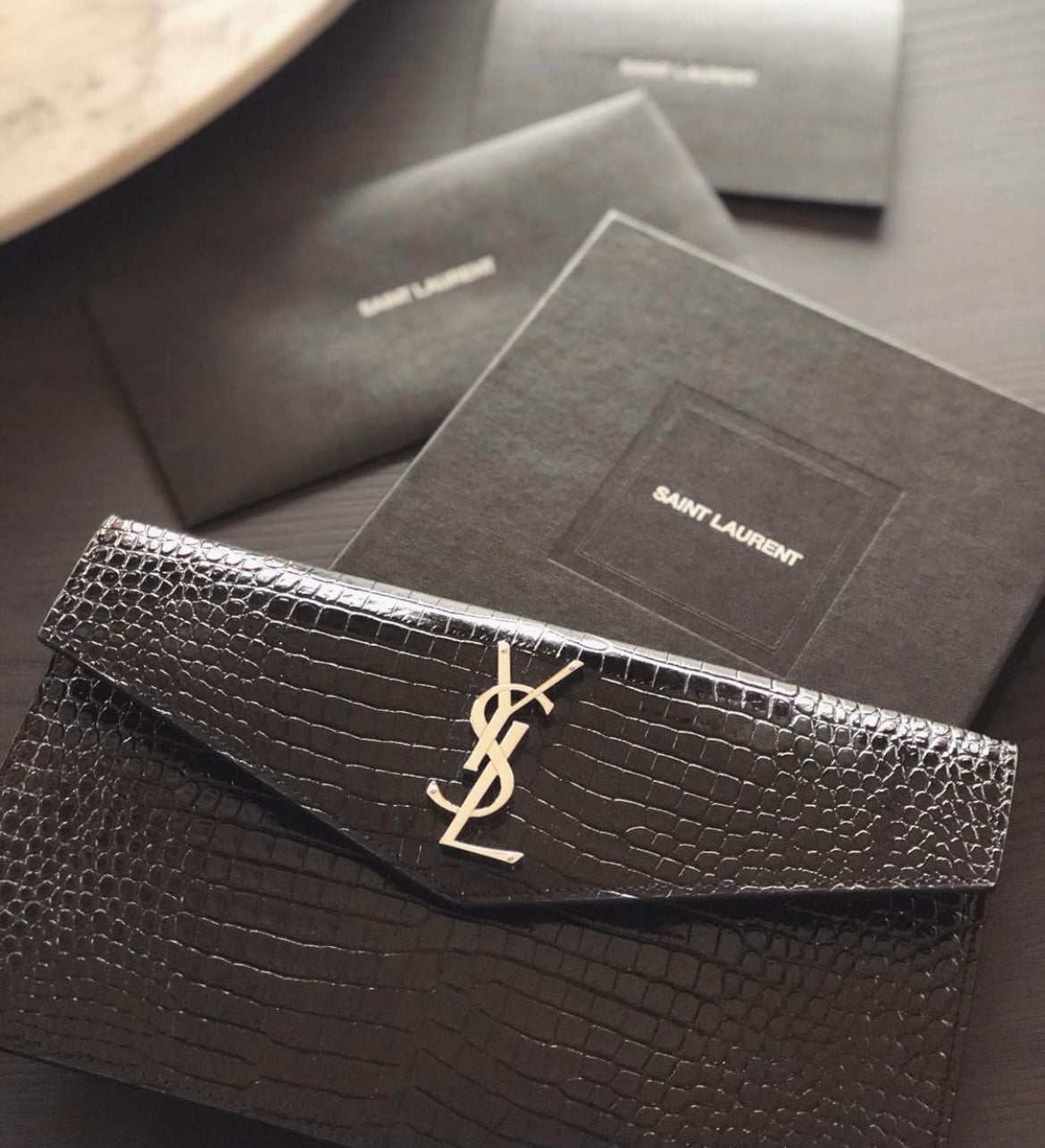 YSL ptown_新品手拿包-黑鱷魚紋銀扣