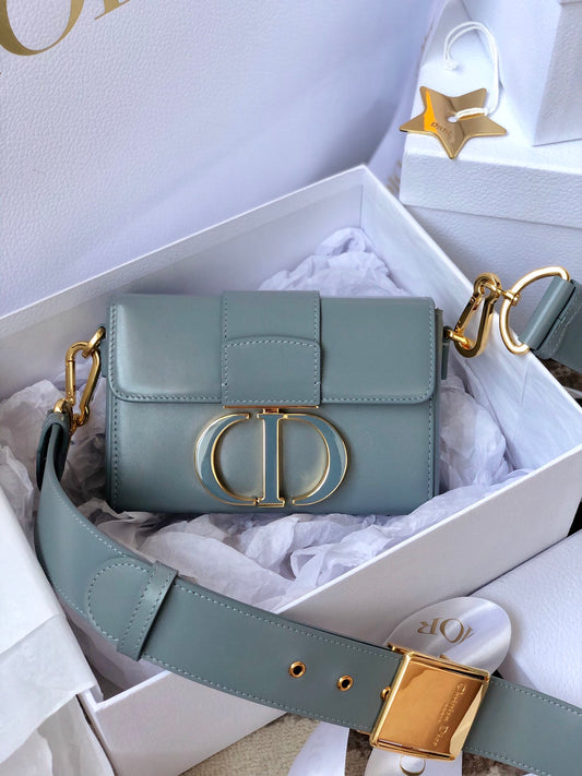 Dior 蒙田 Mini Box-平紋牛皮-珐瑯扣-17.5cm-霧霾藍