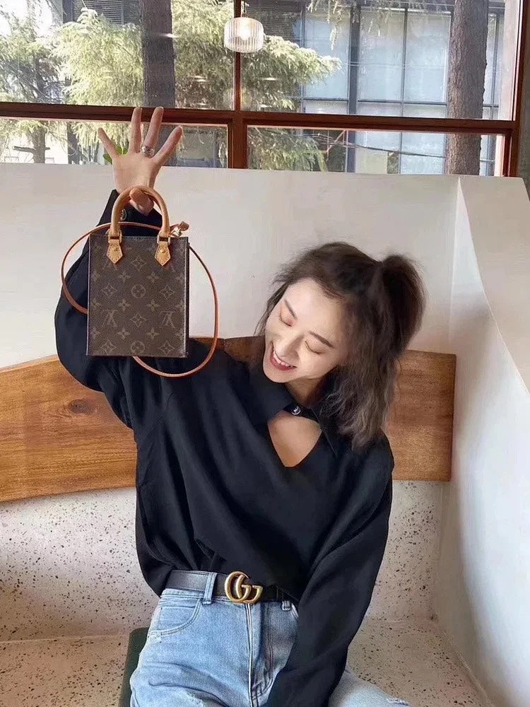M69442 路L家-PETIT SAC PLAT 手袋 上身照