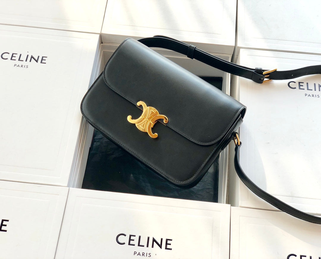 Celine TRIOMPHE 中號小牛皮-黑色