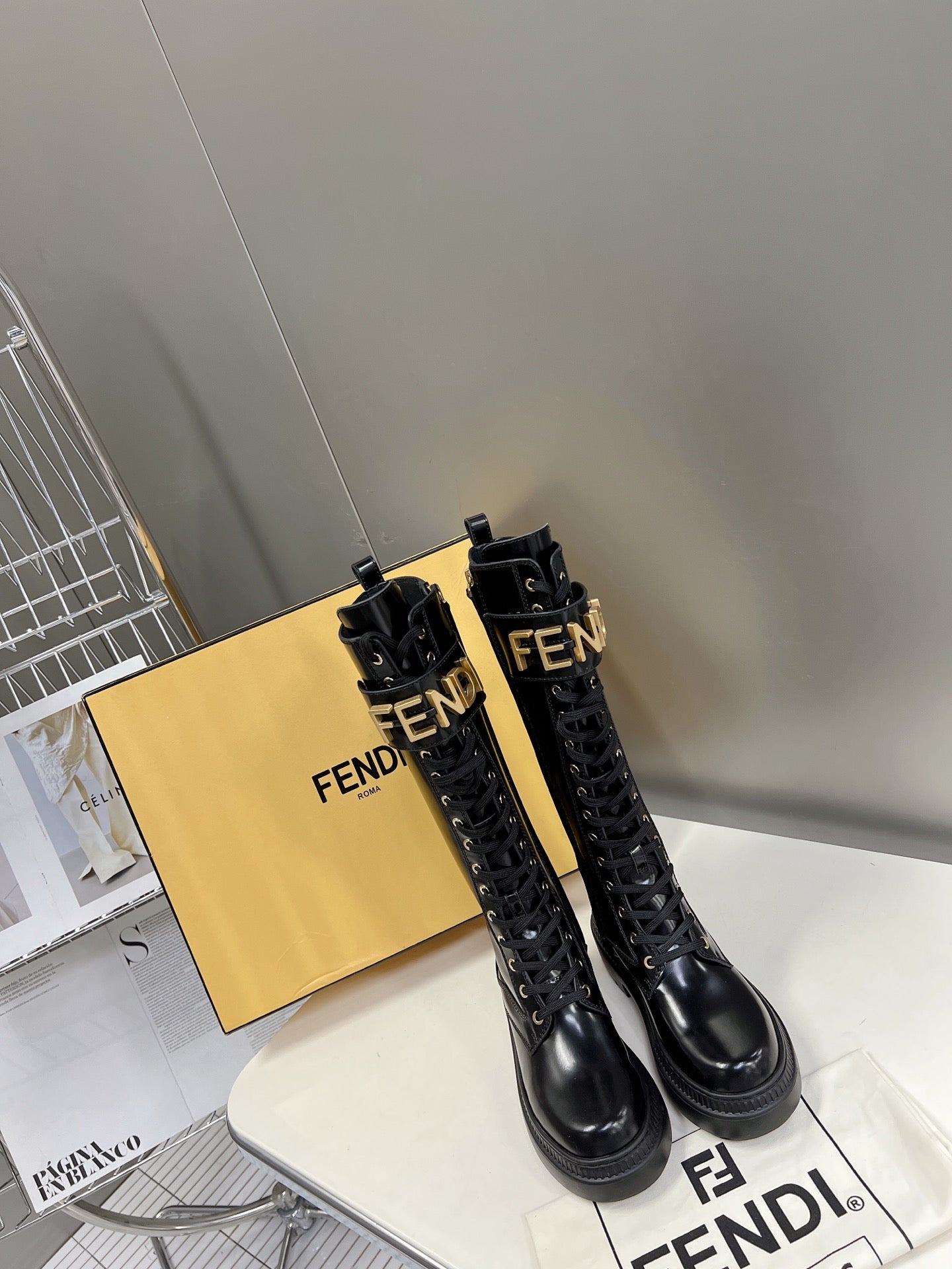芬F家-2022早春新款 綁帶字母扣馬丁靴 黑色