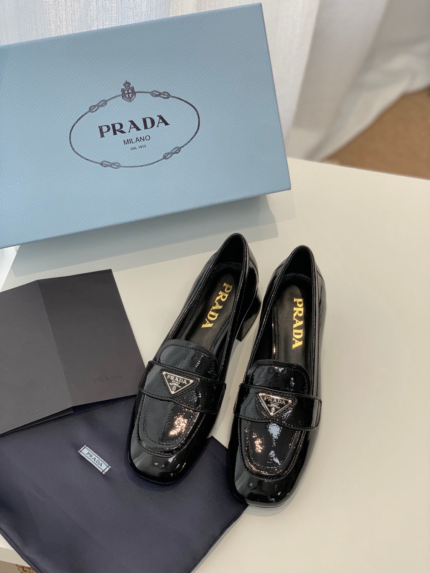 Prada鞋-Prada 漆皮 低跟 樂福鞋（黑）