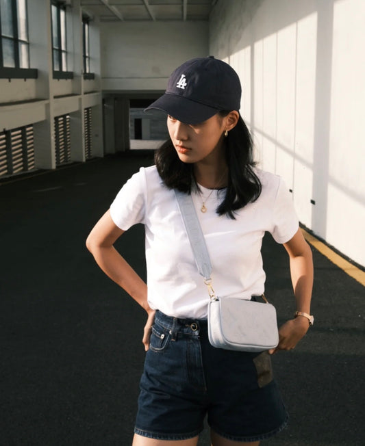 M81399 路L家-Wallet on Strap 手袋 鏈條包 白色 上身照