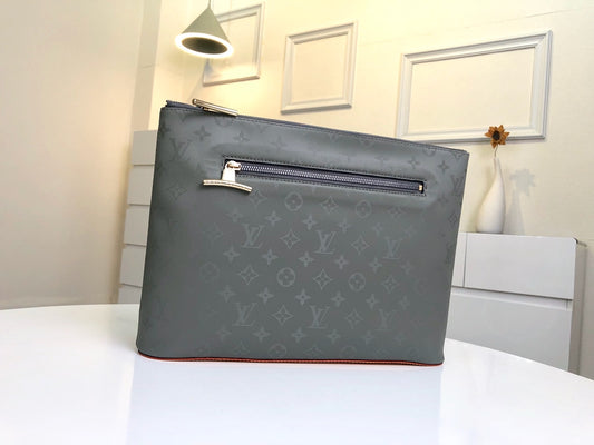 Lou-Monogram Titanium 手拿包