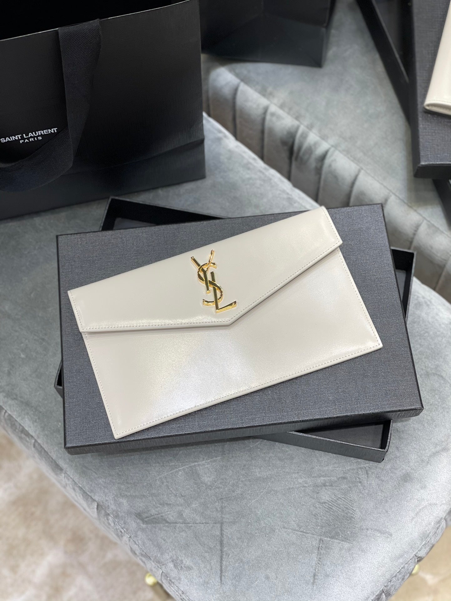 YSL ptown_新品手拿包-白光滑皮金釦