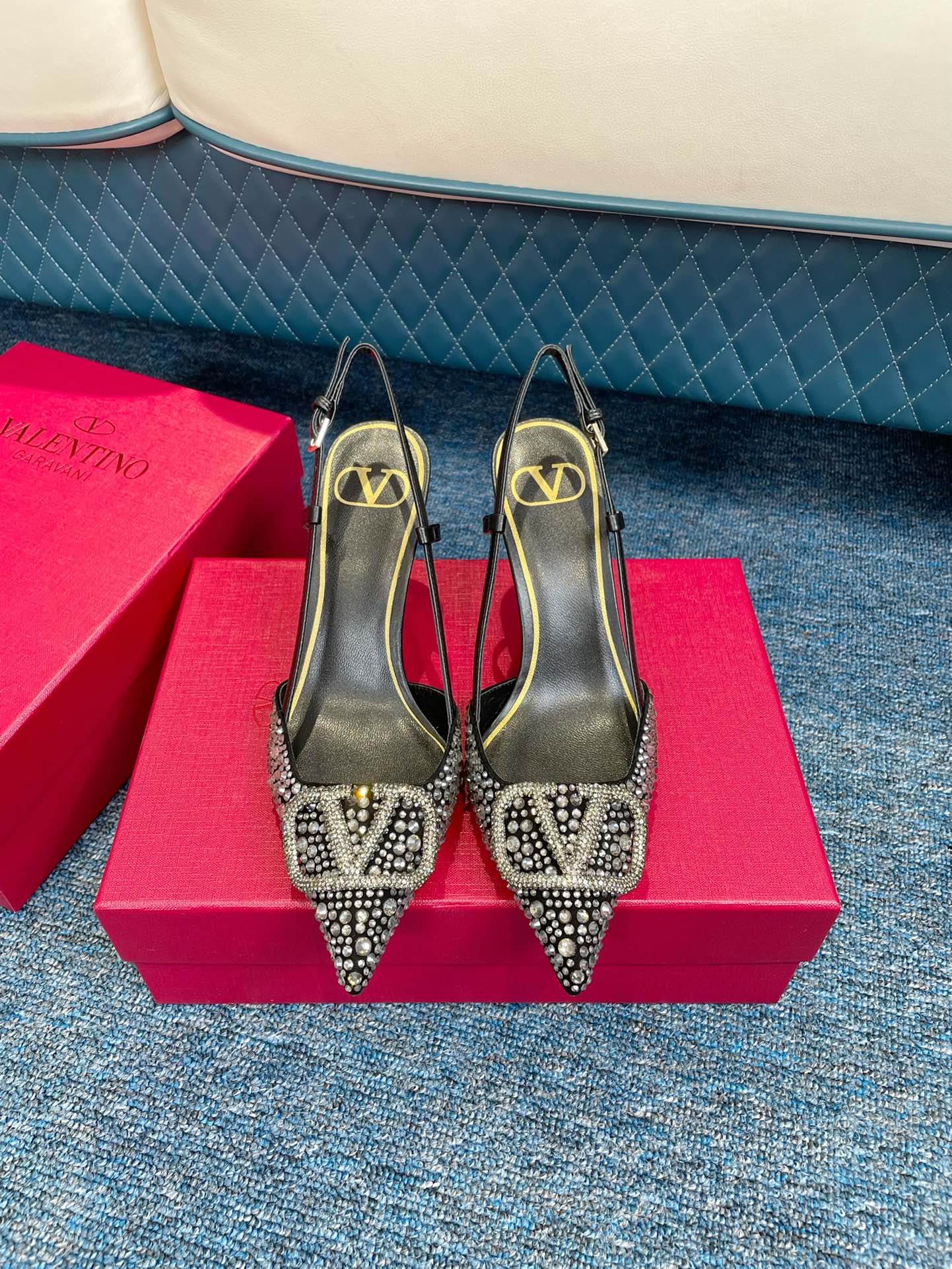 范倫V-2022春夏新款 奢華燙鑽款 羊猄皮燙鑽 尖頭後空高跟涼鞋