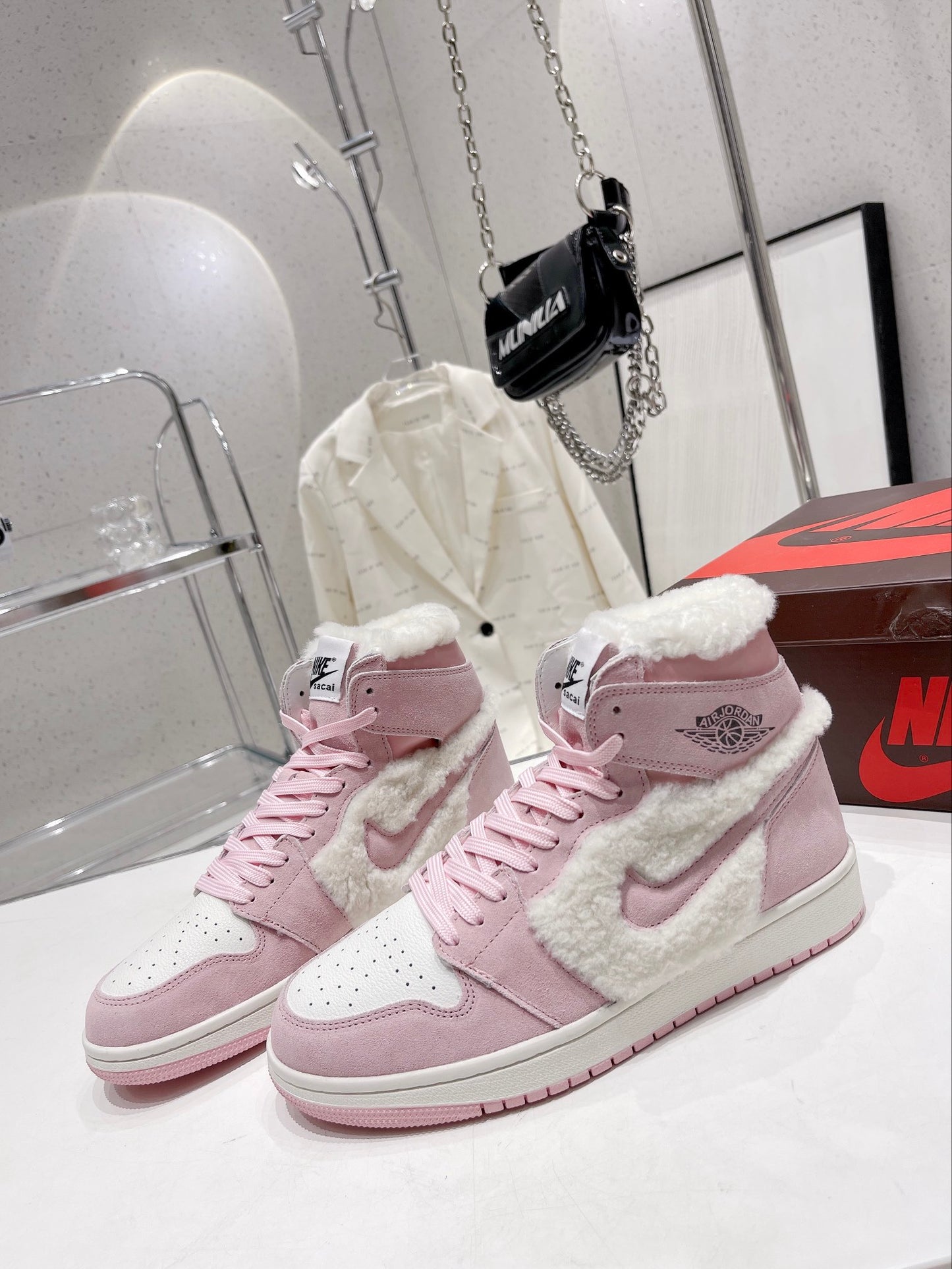 N1KE-WMNS Air Jordan 1 男女同款 毛毛款 粉色