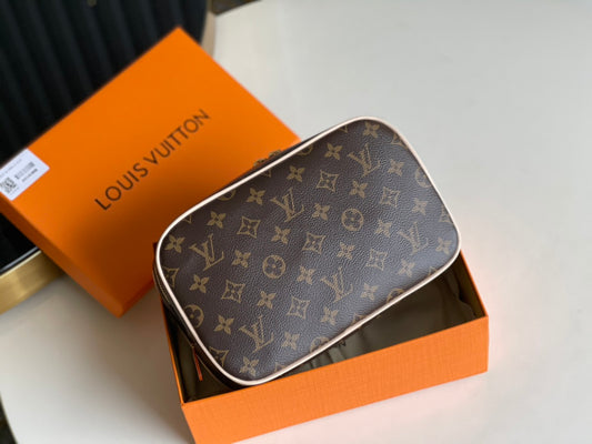 LV M43383 經典盥洗袋
