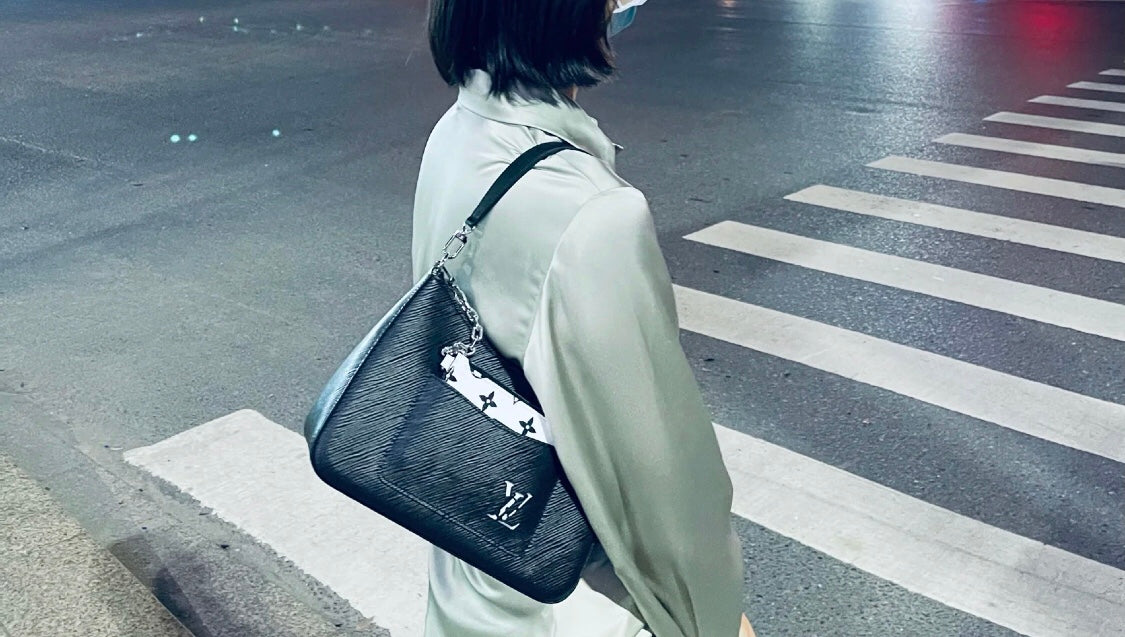M80689 路L家-Marelle 手袋 黑色 上身照