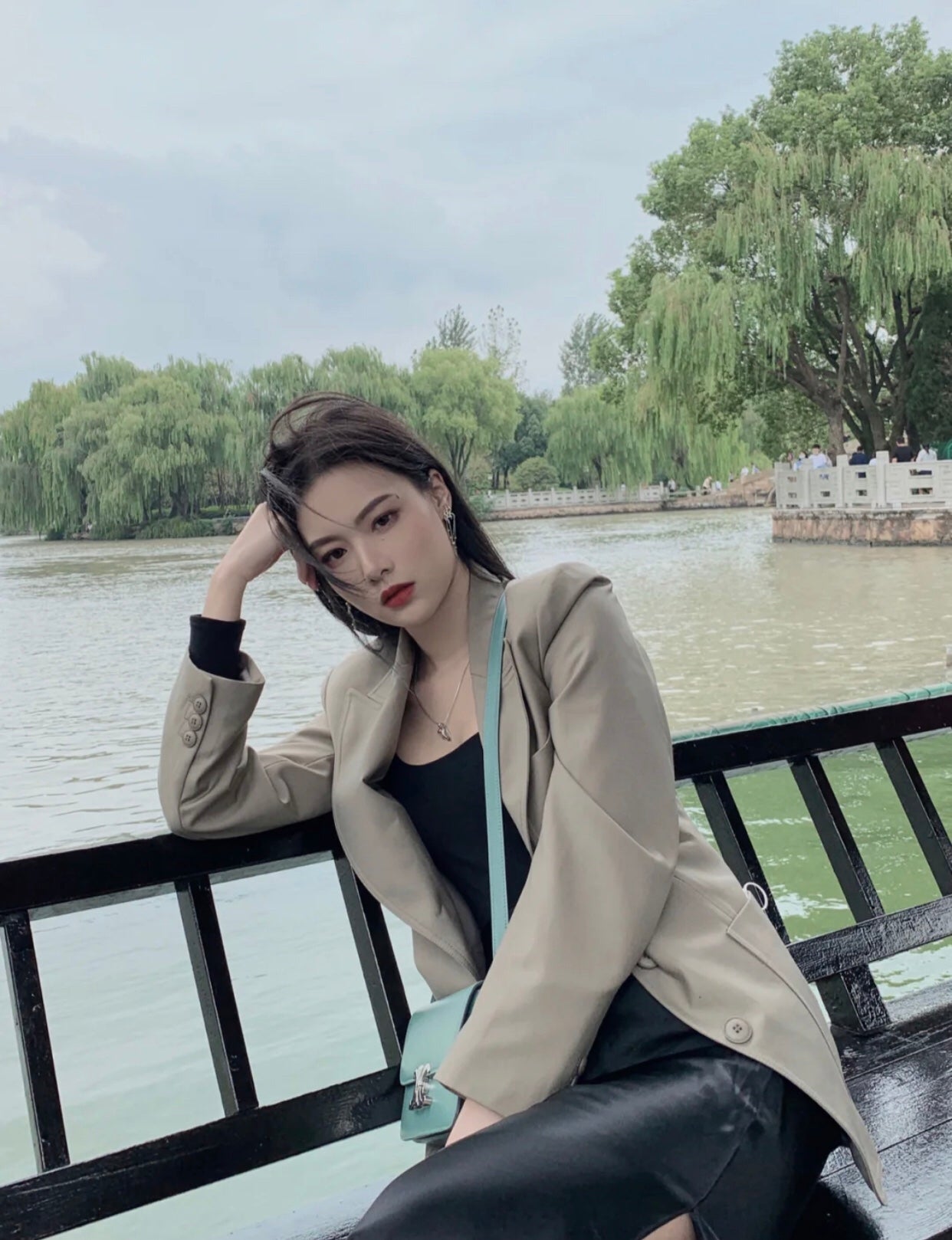 Celine TRIOMPHE 中號小牛皮-青瓷色
