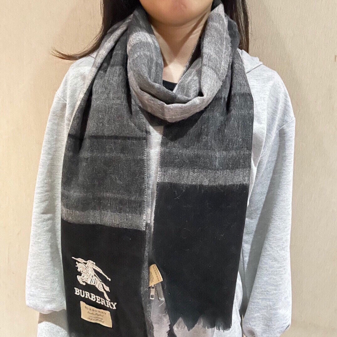 Burberry 平紋細紗鑲嵌立體紗線圍巾