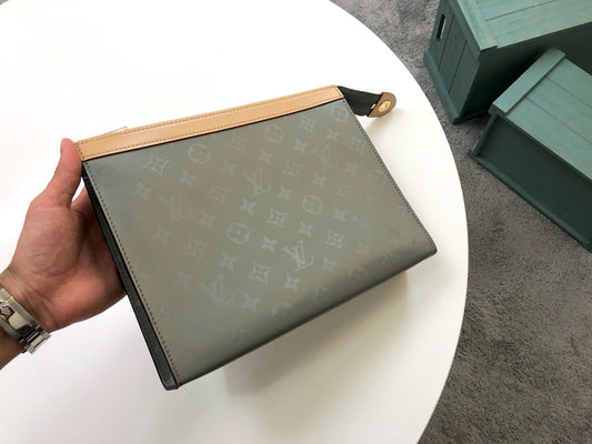 Lou-Monogram Titanium 手拿包
