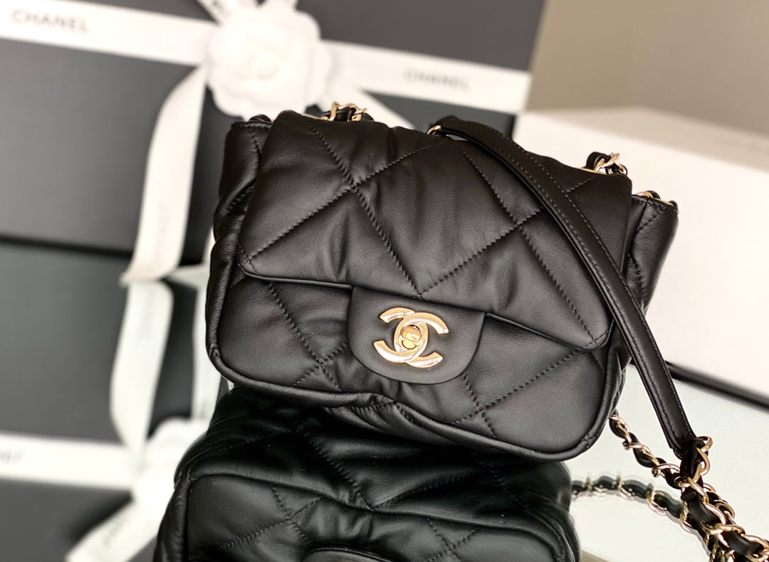 Chanel 度假系列柔軟小牛皮包-黑色
