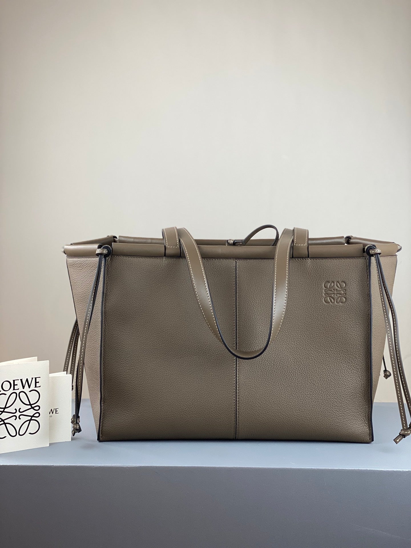 羅L威-Cushion tote 小牛皮 灰色