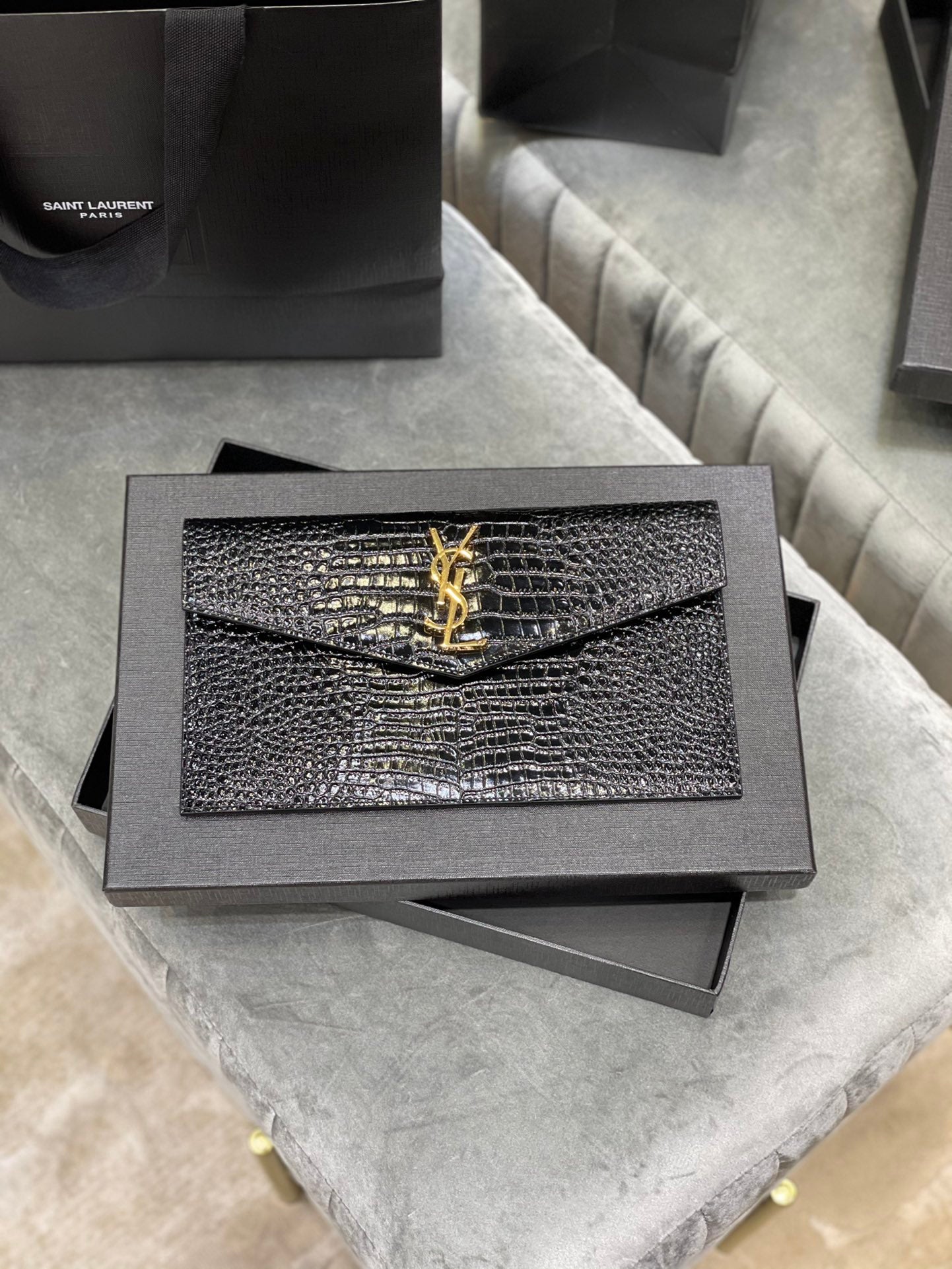 YSL ptown_新品手拿包-黑鱷魚紋金扣